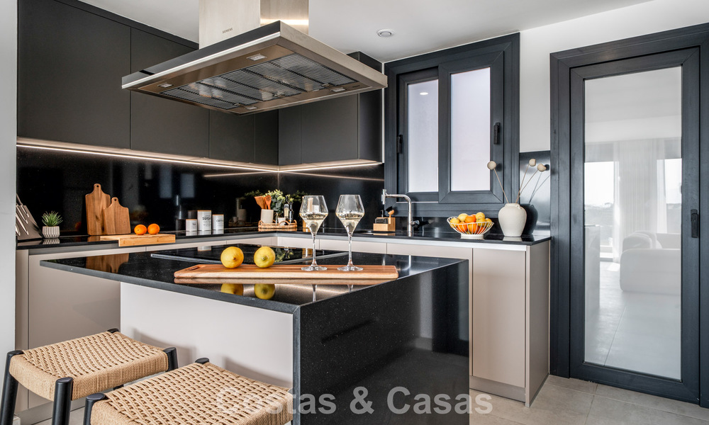 Ático moderno de nueva construcción con amplio solárium en venta en un complejo cerrado en Benahavís - Marbella 792571