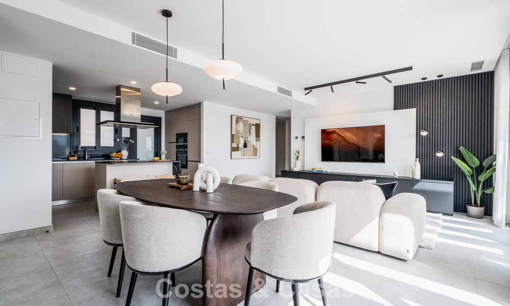 Ático moderno de nueva construcción con amplio solárium en venta en un complejo cerrado en Benahavís - Marbella 792573