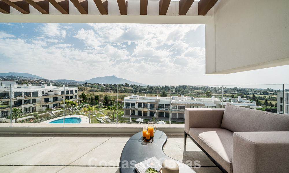 Ático moderno de nueva construcción con amplio solárium en venta en un complejo cerrado en Benahavís - Marbella 792574