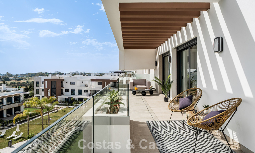 Ático moderno de nueva construcción con amplio solárium en venta en un complejo cerrado en Benahavís - Marbella 792581
