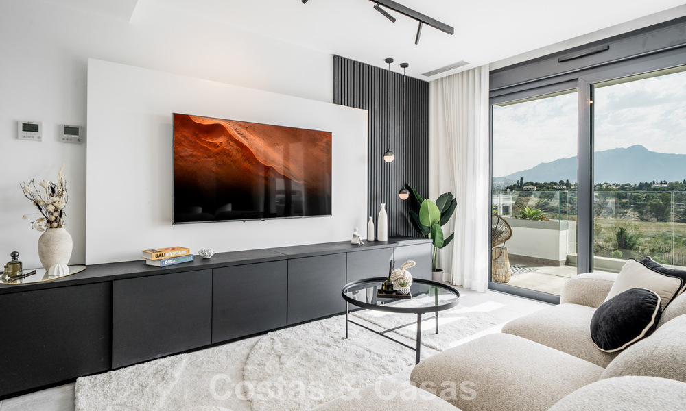 Ático moderno de nueva construcción con amplio solárium en venta en un complejo cerrado en Benahavís - Marbella 792582