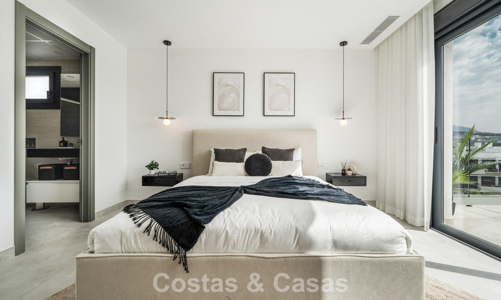 Ático moderno de nueva construcción con amplio solárium en venta en un complejo cerrado en Benahavís - Marbella 792584