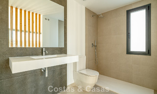 Adosado moderno listo para entrar a vivir en venta en la New Golden Mile entre Marbella y Estepona 792600 