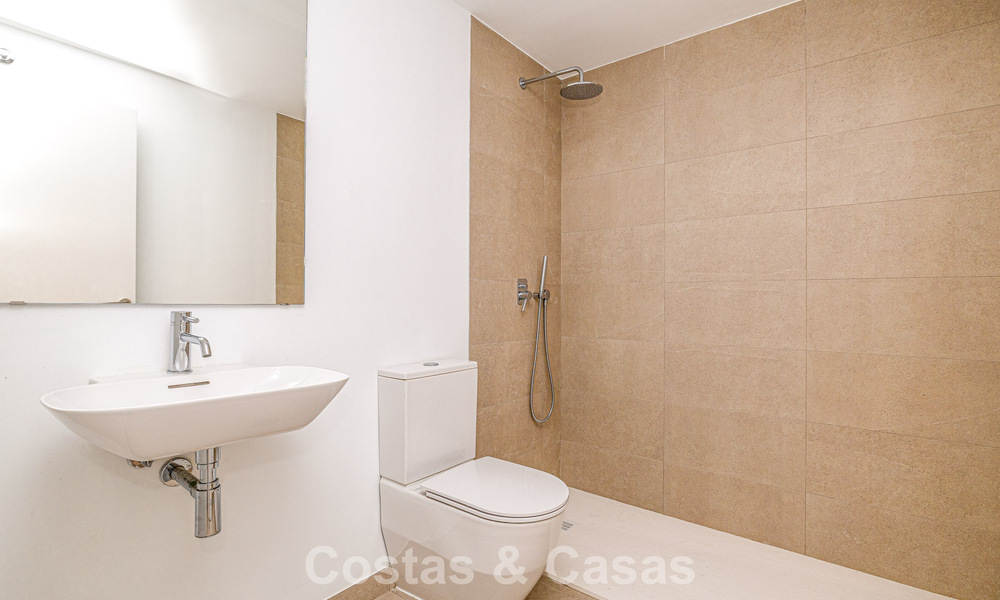 Adosado moderno listo para entrar a vivir en venta en la New Golden Mile entre Marbella y Estepona 792610