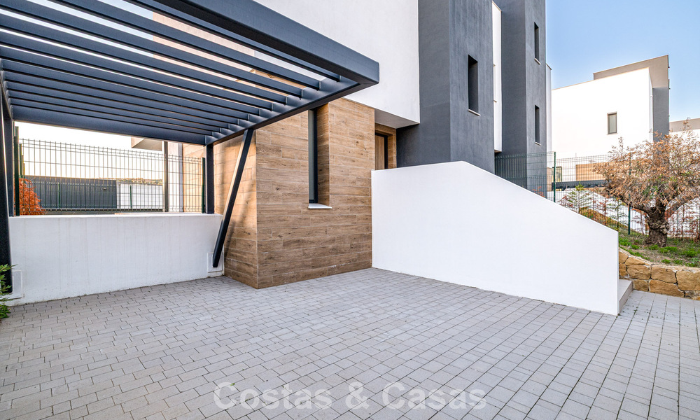 Adosado moderno listo para entrar a vivir en venta en la New Golden Mile entre Marbella y Estepona 792612