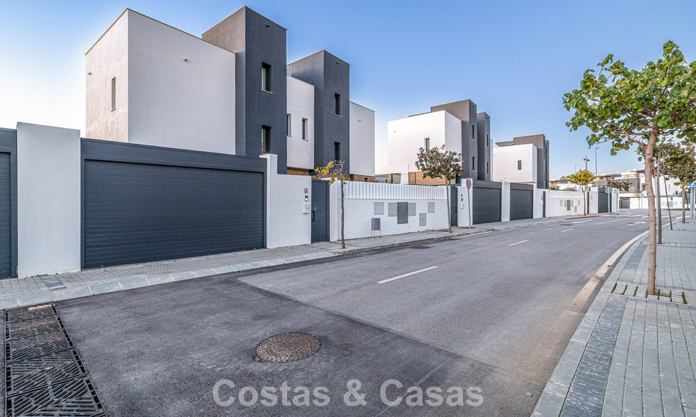Adosado moderno listo para entrar a vivir en venta en la New Golden Mile entre Marbella y Estepona 792613