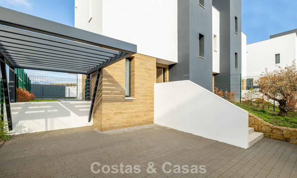 Adosado moderno listo para entrar a vivir en venta en la New Golden Mile entre Marbella y Estepona 792614