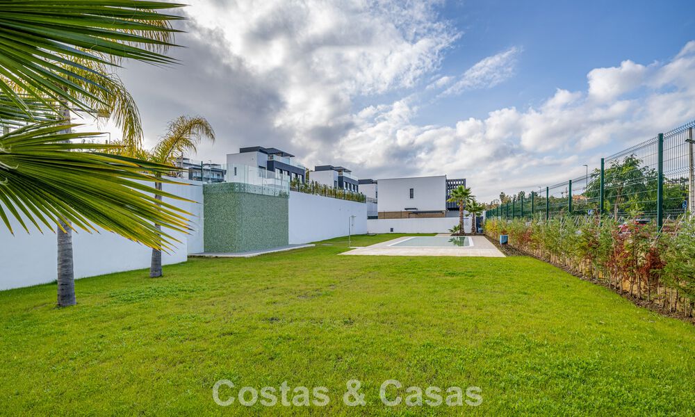 Adosado moderno listo para entrar a vivir en venta en la New Golden Mile entre Marbella y Estepona 792616