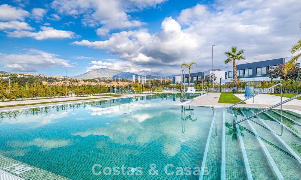 Adosado moderno listo para entrar a vivir en venta en la New Golden Mile entre Marbella y Estepona 792618