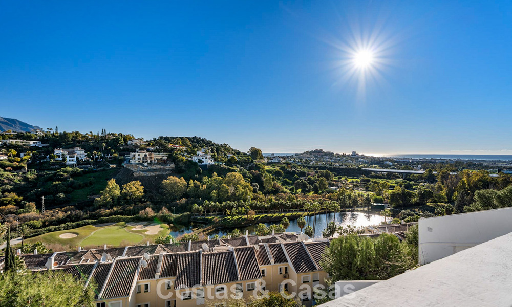 Ático completamente renovado con amplia terraza en la azotea en venta en La Quinta Golf Resort, Benahavís - Marbella 792986