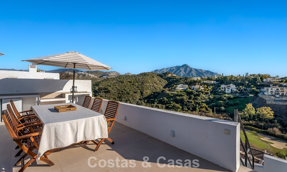 Ático completamente renovado con amplia terraza en la azotea en venta en La Quinta Golf Resort, Benahavís - Marbella 792989
