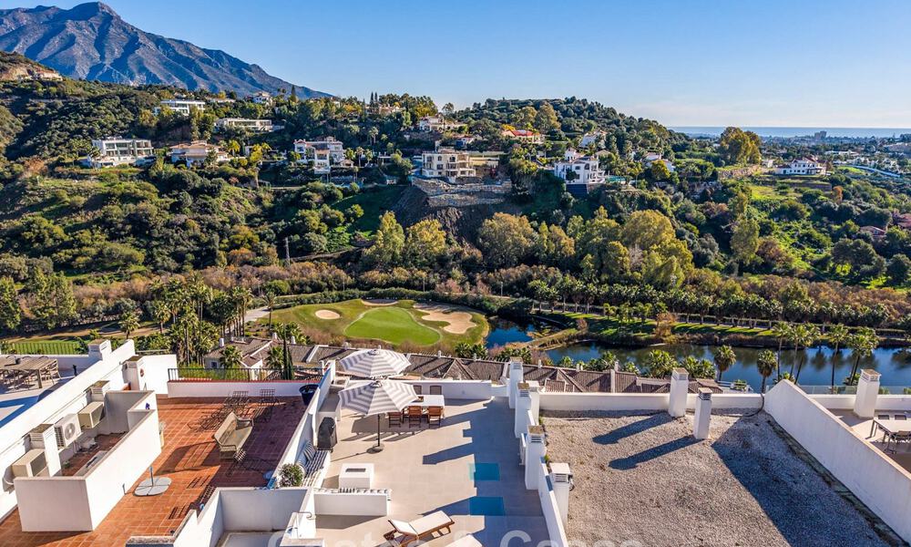 Ático completamente renovado con amplia terraza en la azotea en venta en La Quinta Golf Resort, Benahavís - Marbella 793005