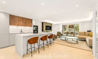 Amplia casa adosada contemporánea y renovada en primera línea de playa entre Marbella y Estepona 793057 