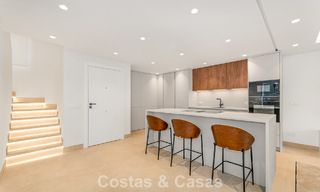 Amplia casa adosada contemporánea y renovada en primera línea de playa entre Marbella y Estepona 793059 