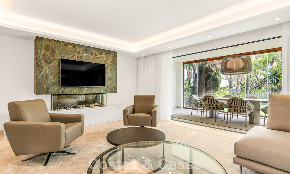 Amplia casa adosada contemporánea y renovada en primera línea de playa entre Marbella y Estepona 793060