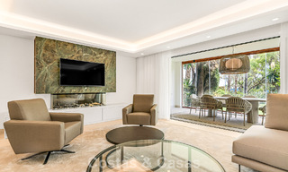 Amplia casa adosada contemporánea y renovada en primera línea de playa entre Marbella y Estepona 793060 