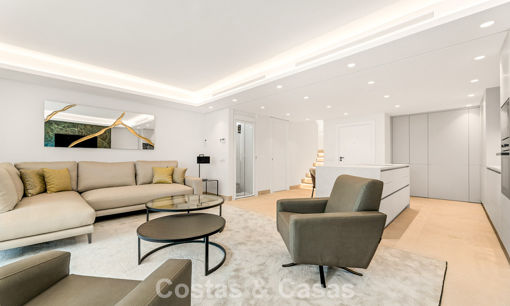 Amplia casa adosada contemporánea y renovada en primera línea de playa entre Marbella y Estepona 793061