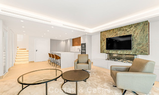 Amplia casa adosada contemporánea y renovada en primera línea de playa entre Marbella y Estepona 793062 