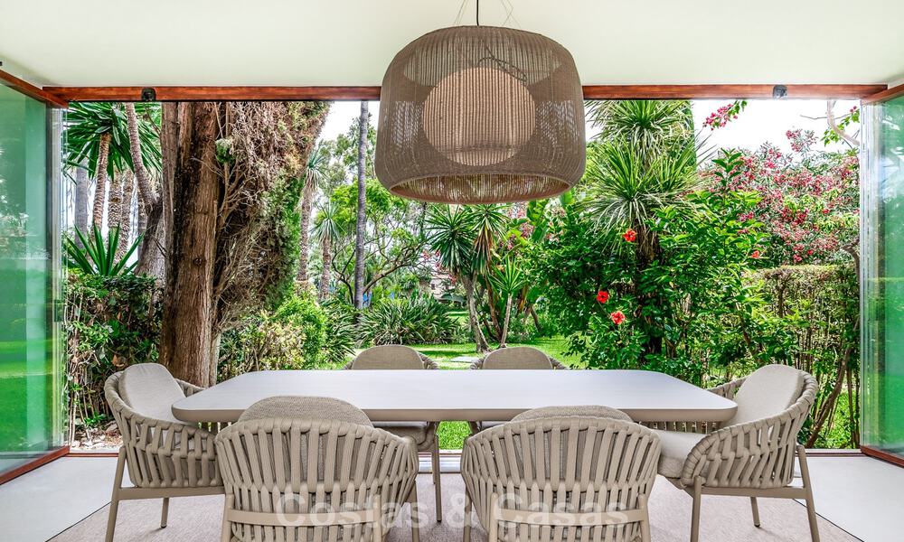 Amplia casa adosada contemporánea y renovada en primera línea de playa entre Marbella y Estepona 793064
