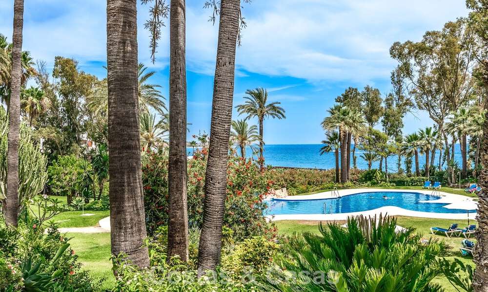 Amplia casa adosada contemporánea y renovada en primera línea de playa entre Marbella y Estepona 793065
