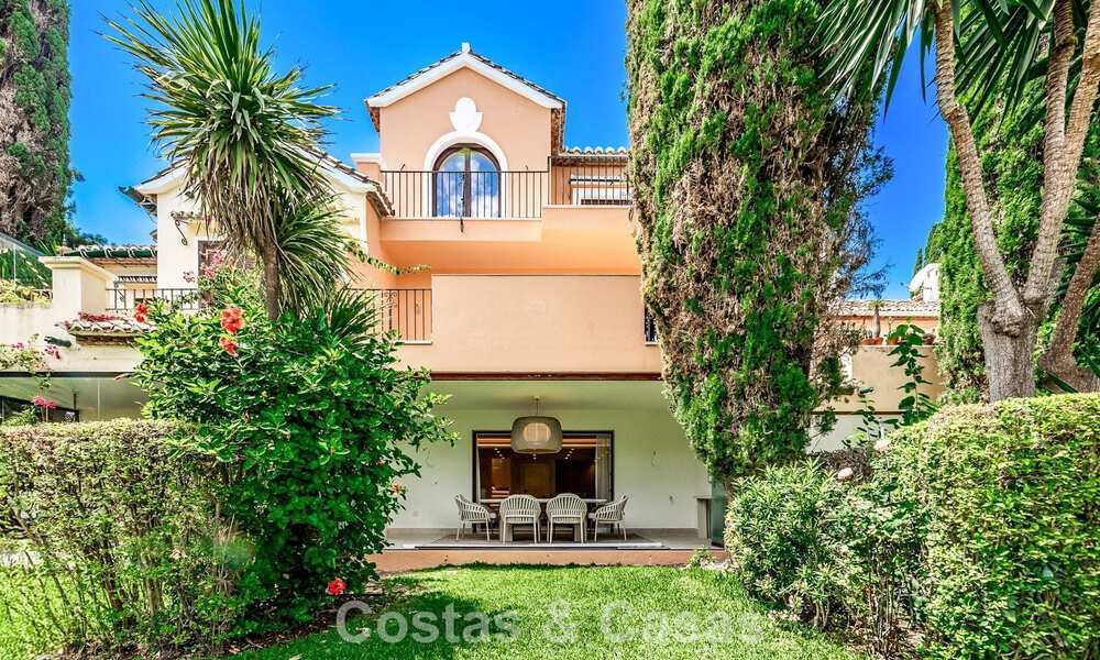Amplia casa adosada contemporánea y renovada en primera línea de playa entre Marbella y Estepona 793066