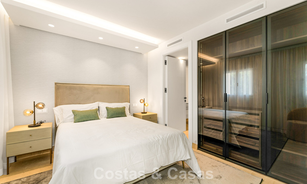 Amplia casa adosada contemporánea y renovada en primera línea de playa entre Marbella y Estepona 793067