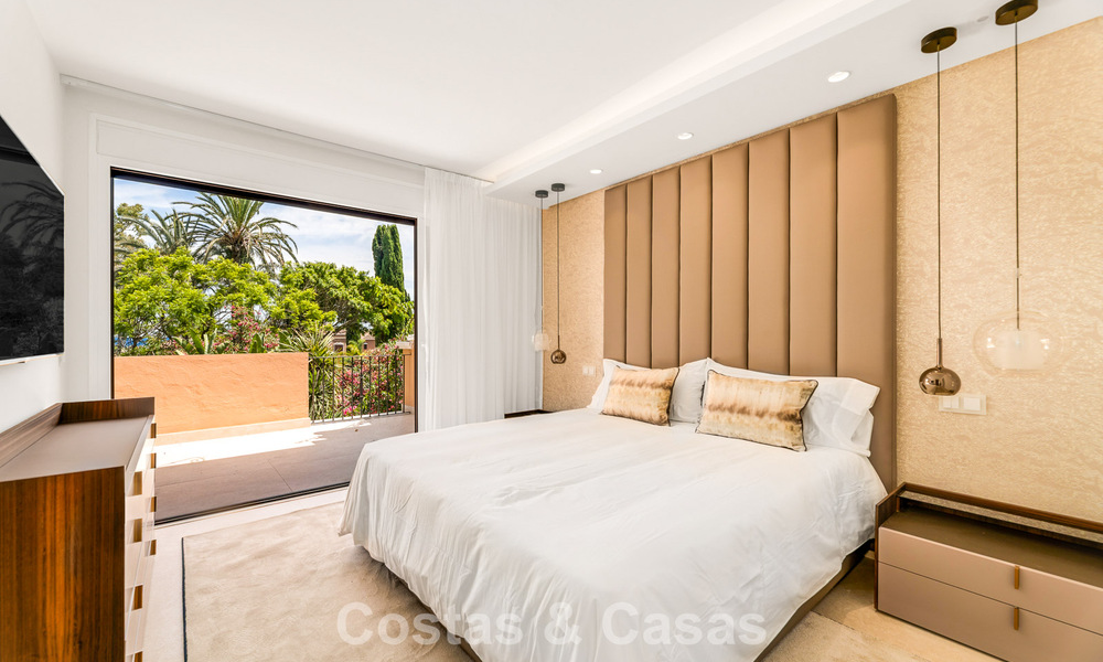 Amplia casa adosada contemporánea y renovada en primera línea de playa entre Marbella y Estepona 793069