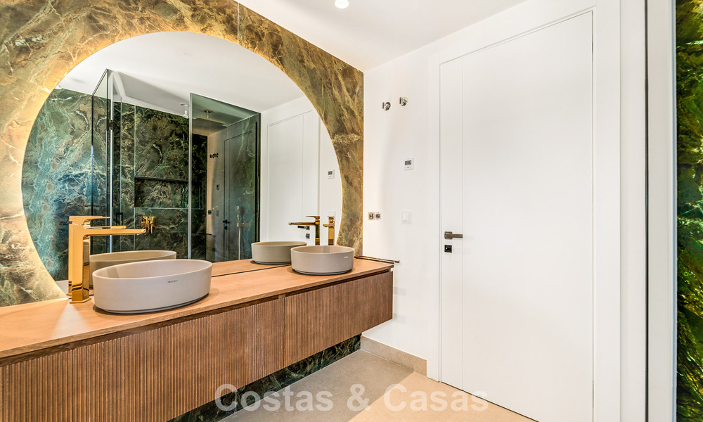 Amplia casa adosada contemporánea y renovada en primera línea de playa entre Marbella y Estepona 793071