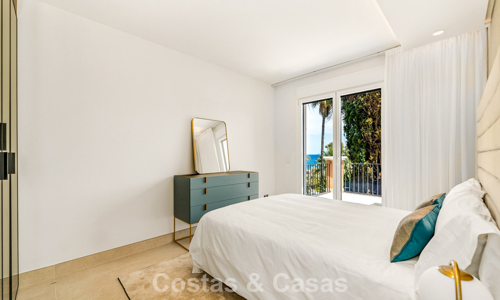 Amplia casa adosada contemporánea y renovada en primera línea de playa entre Marbella y Estepona 793072