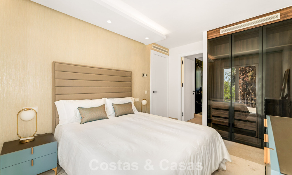 Amplia casa adosada contemporánea y renovada en primera línea de playa entre Marbella y Estepona 793073