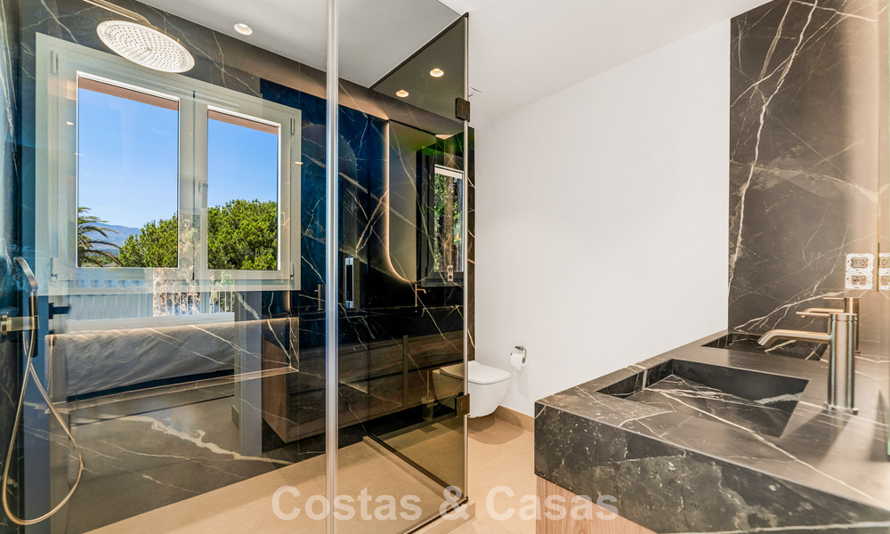 Amplia casa adosada contemporánea y renovada en primera línea de playa entre Marbella y Estepona 793074