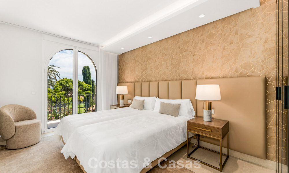 Amplia casa adosada contemporánea y renovada en primera línea de playa entre Marbella y Estepona 793075