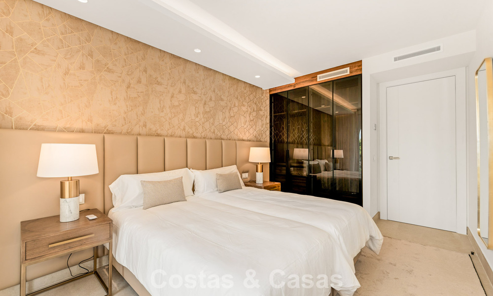 Amplia casa adosada contemporánea y renovada en primera línea de playa entre Marbella y Estepona 793076