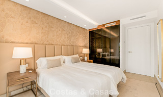 Amplia casa adosada contemporánea y renovada en primera línea de playa entre Marbella y Estepona 793076 