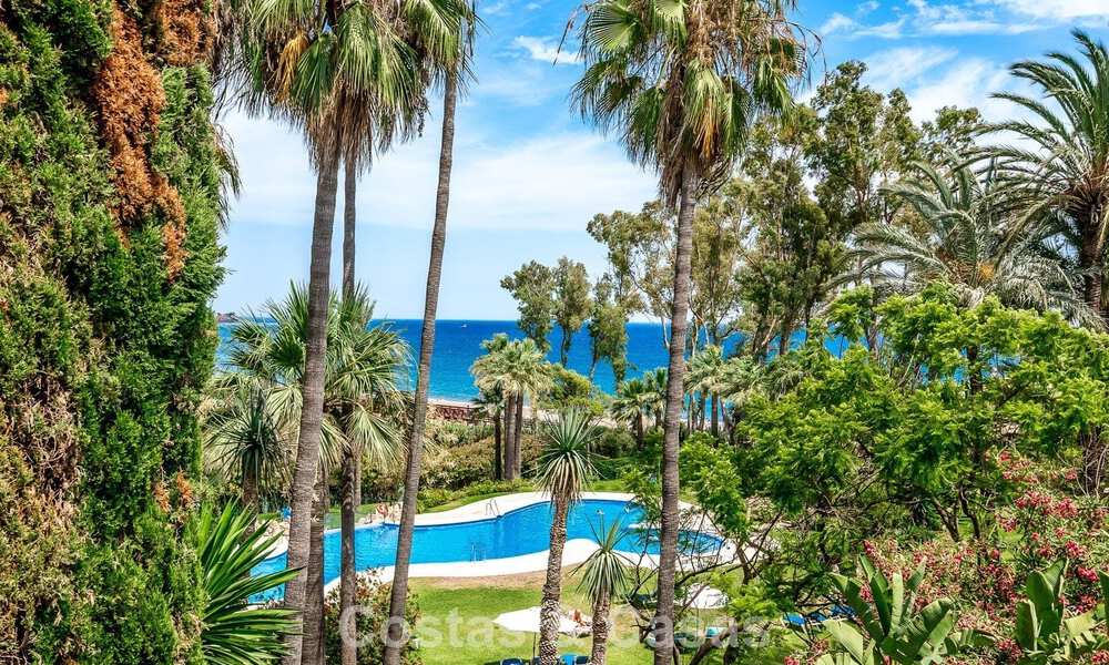 Amplia casa adosada contemporánea y renovada en primera línea de playa entre Marbella y Estepona 793077