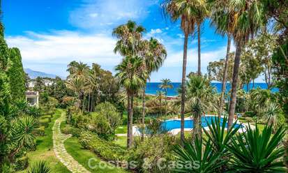 Amplia casa adosada contemporánea y renovada en primera línea de playa entre Marbella y Estepona 793079