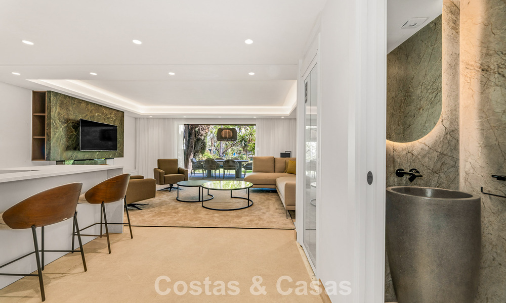 Amplia casa adosada contemporánea y renovada en primera línea de playa entre Marbella y Estepona 793081