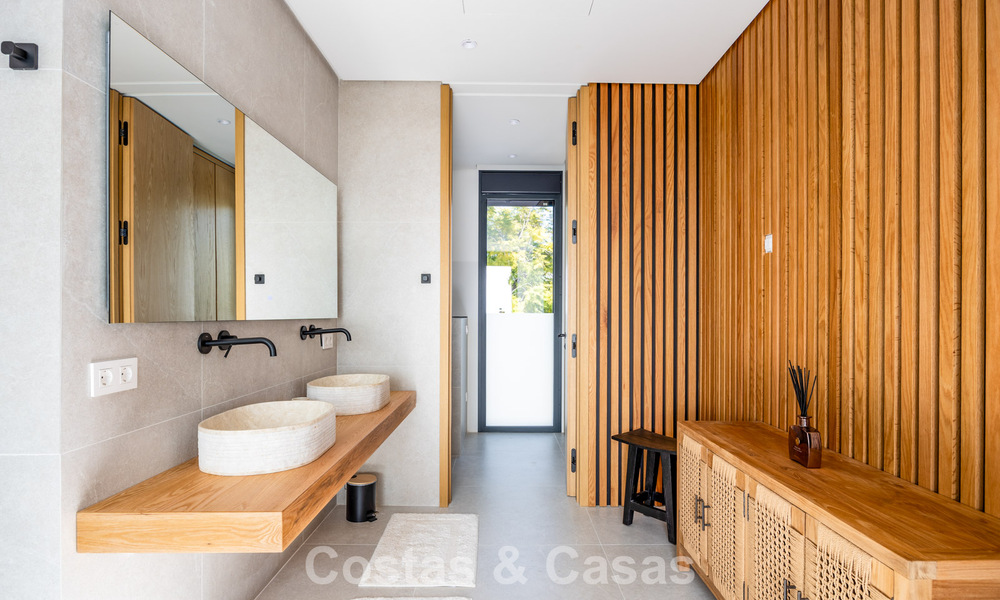 Villa mediterránea contemporánea lista para entrar a vivir, con vistas al mar sin interrupciones, en venta en Benahavís - Marbella 793412