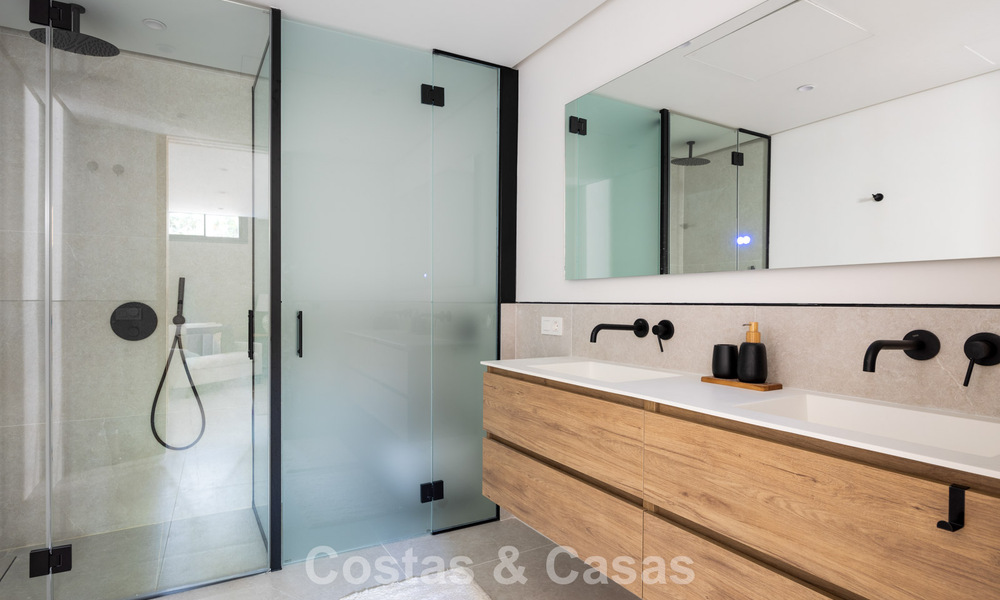 Villa mediterránea contemporánea lista para entrar a vivir, con vistas al mar sin interrupciones, en venta en Benahavís - Marbella 793420