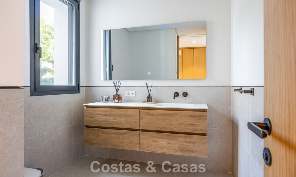 Villa mediterránea contemporánea lista para entrar a vivir, con vistas al mar sin interrupciones, en venta en Benahavís - Marbella 793429