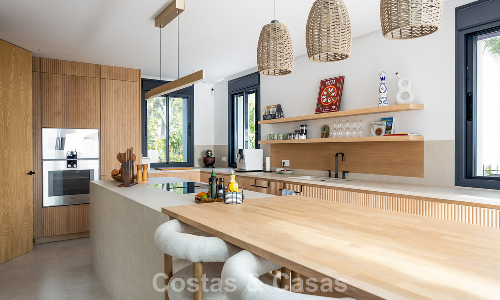 Villa mediterránea contemporánea lista para entrar a vivir, con vistas al mar sin interrupciones, en venta en Benahavís - Marbella 793432