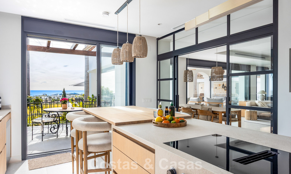 Villa mediterránea contemporánea lista para entrar a vivir, con vistas al mar sin interrupciones, en venta en Benahavís - Marbella 793435