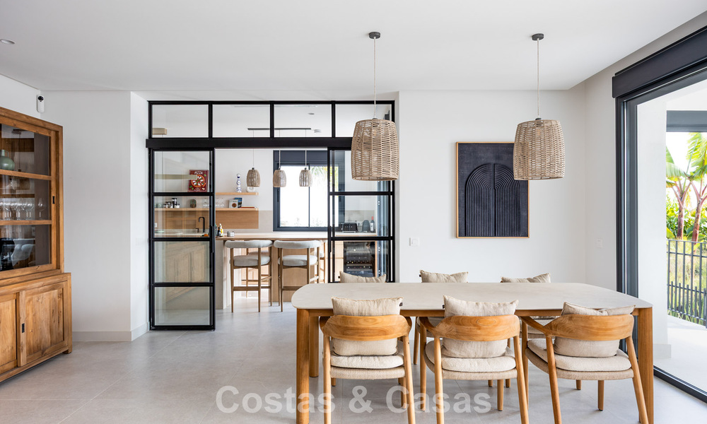 Villa mediterránea contemporánea lista para entrar a vivir, con vistas al mar sin interrupciones, en venta en Benahavís - Marbella 793436