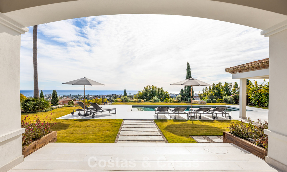 Villa mediterránea contemporánea lista para entrar a vivir, con vistas al mar sin interrupciones, en venta en Benahavís - Marbella 793444