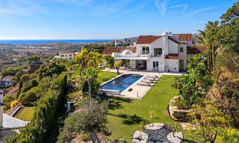 Exclusiva villa con casa de invitados independiente en venta en una urbanización cerrada en las colinas de Marbella - Benahavís 793492