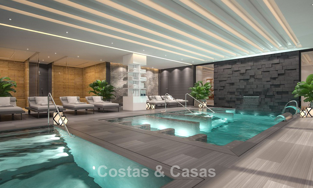 Adosada moderna y lujo, lista para entrar a vivir, en venta, con vistas frontales al mar, a poca distancia a pie del centro de Estepona 793209