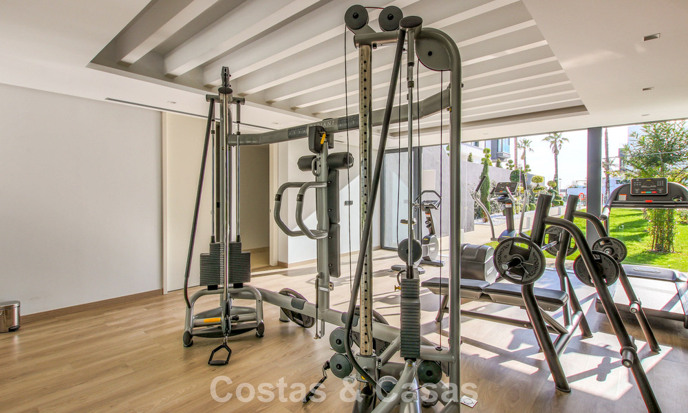 Adosada moderna y lujo, lista para entrar a vivir, en venta, con vistas frontales al mar, a poca distancia a pie del centro de Estepona 793212