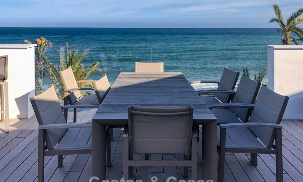 Adosada moderna y lujo, lista para entrar a vivir, en venta, con vistas frontales al mar, a poca distancia a pie del centro de Estepona 793214