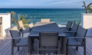 Adosada moderna y lujo, lista para entrar a vivir, en venta, con vistas frontales al mar, a poca distancia a pie del centro de Estepona 793214 