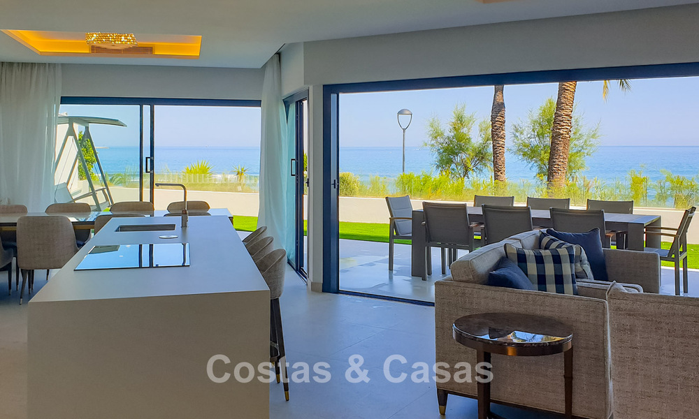 Adosada moderna y lujo, lista para entrar a vivir, en venta, con vistas frontales al mar, a poca distancia a pie del centro de Estepona 793215